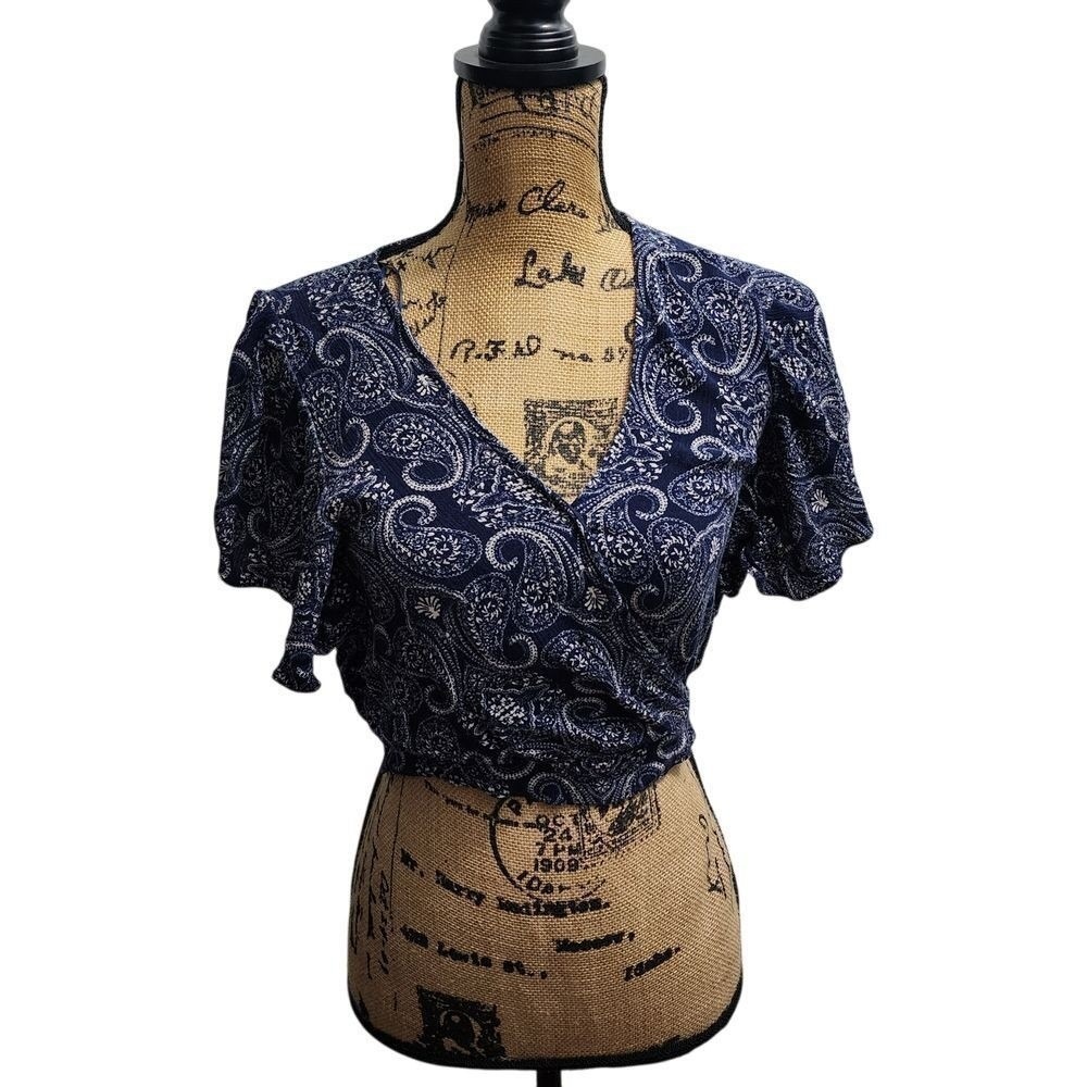 Lily White Navy Blue Paisley Wrap Crop Top Short Sleeve Blouse‎ XS